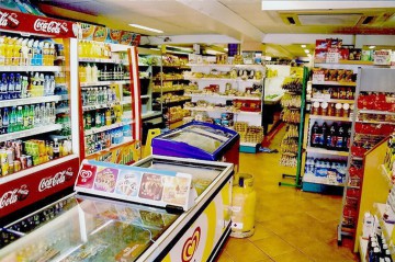 Prinsă furând bunuri dintr-un magazin